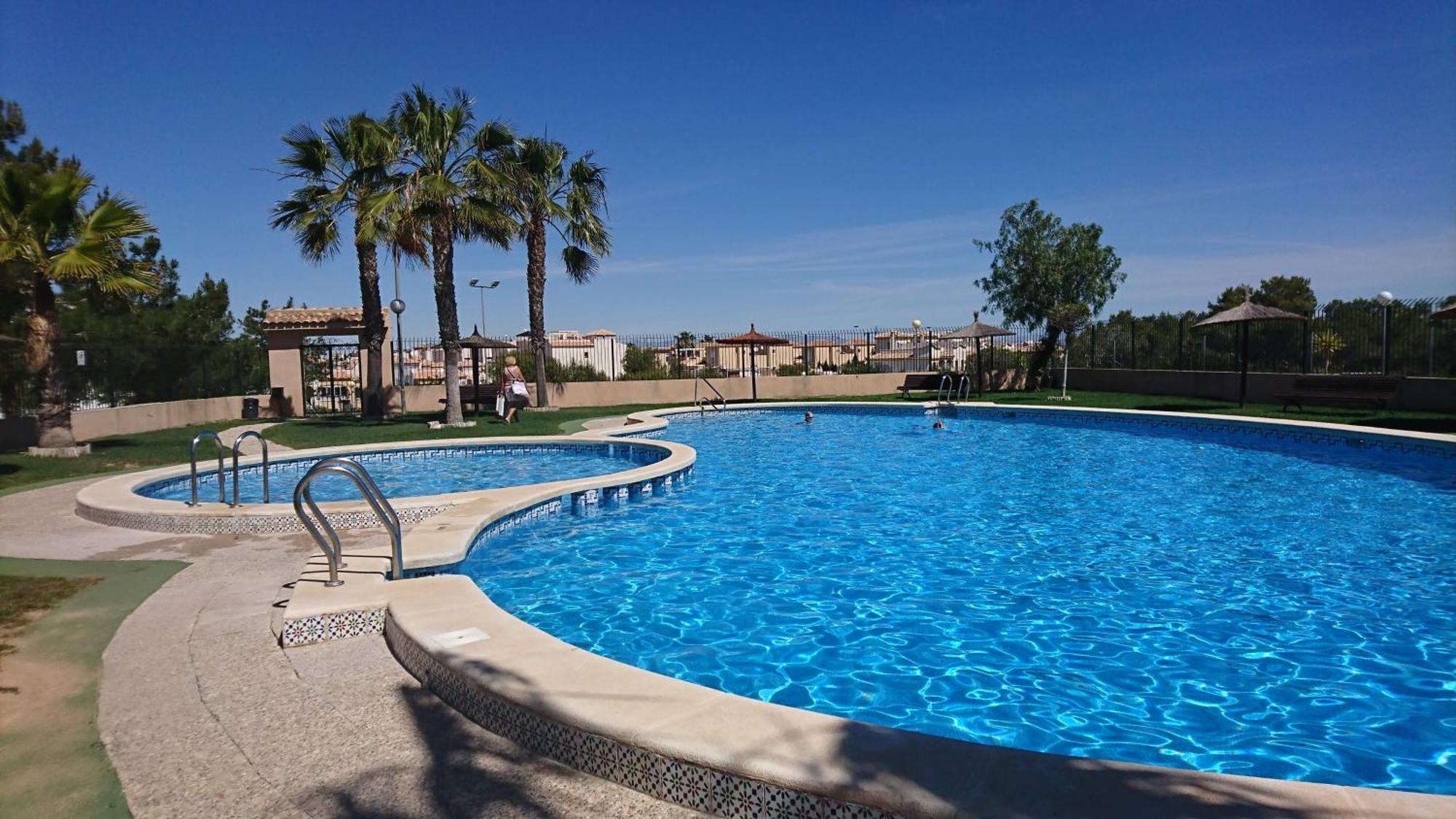 Villa - Sleeps 6 - Pool - Parking - Petfriendly *